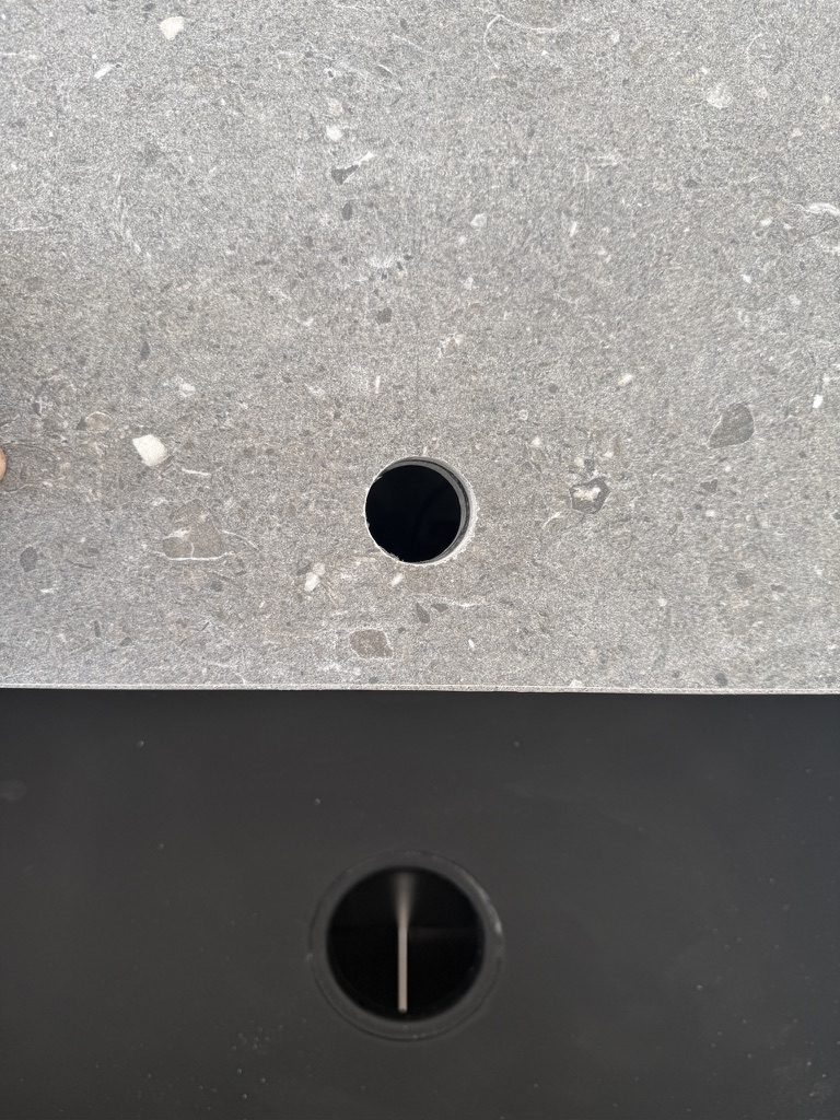Carottage évier — grain terrazzo
