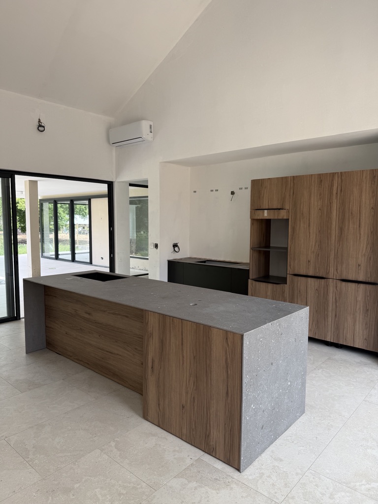 Villa Privée — Cuisine terrazzo gris et noyer