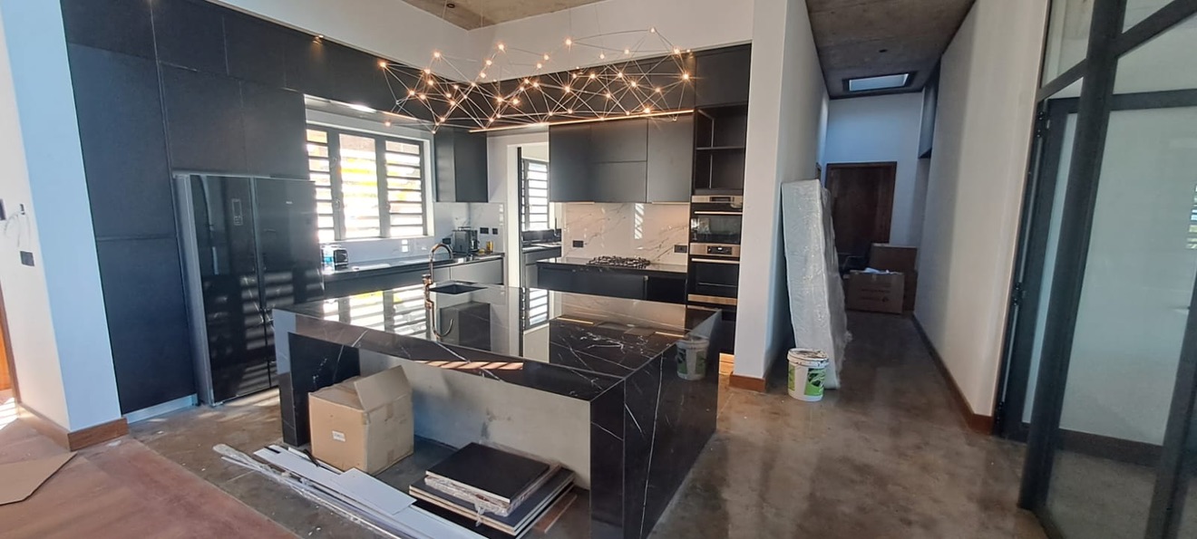 Cuisine Nero Marquina — vue latérale