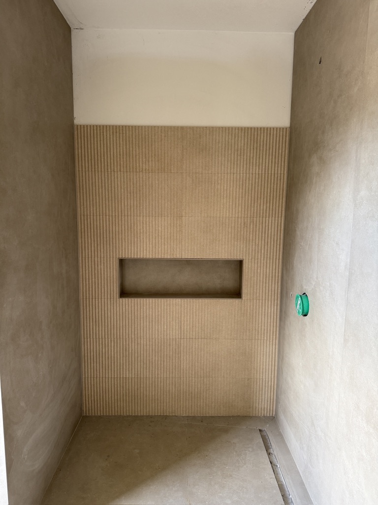 Villa Privée — Douche italienne, mur cannelé et niche encastrée