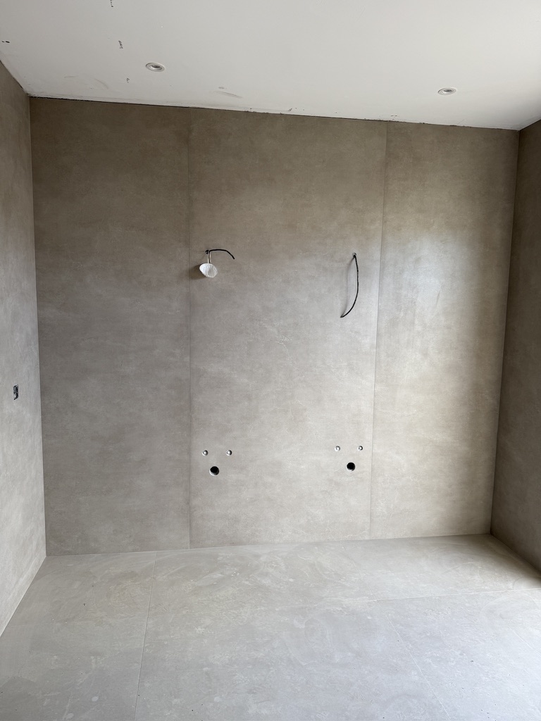 Mur effet béton — perçages robinetterie