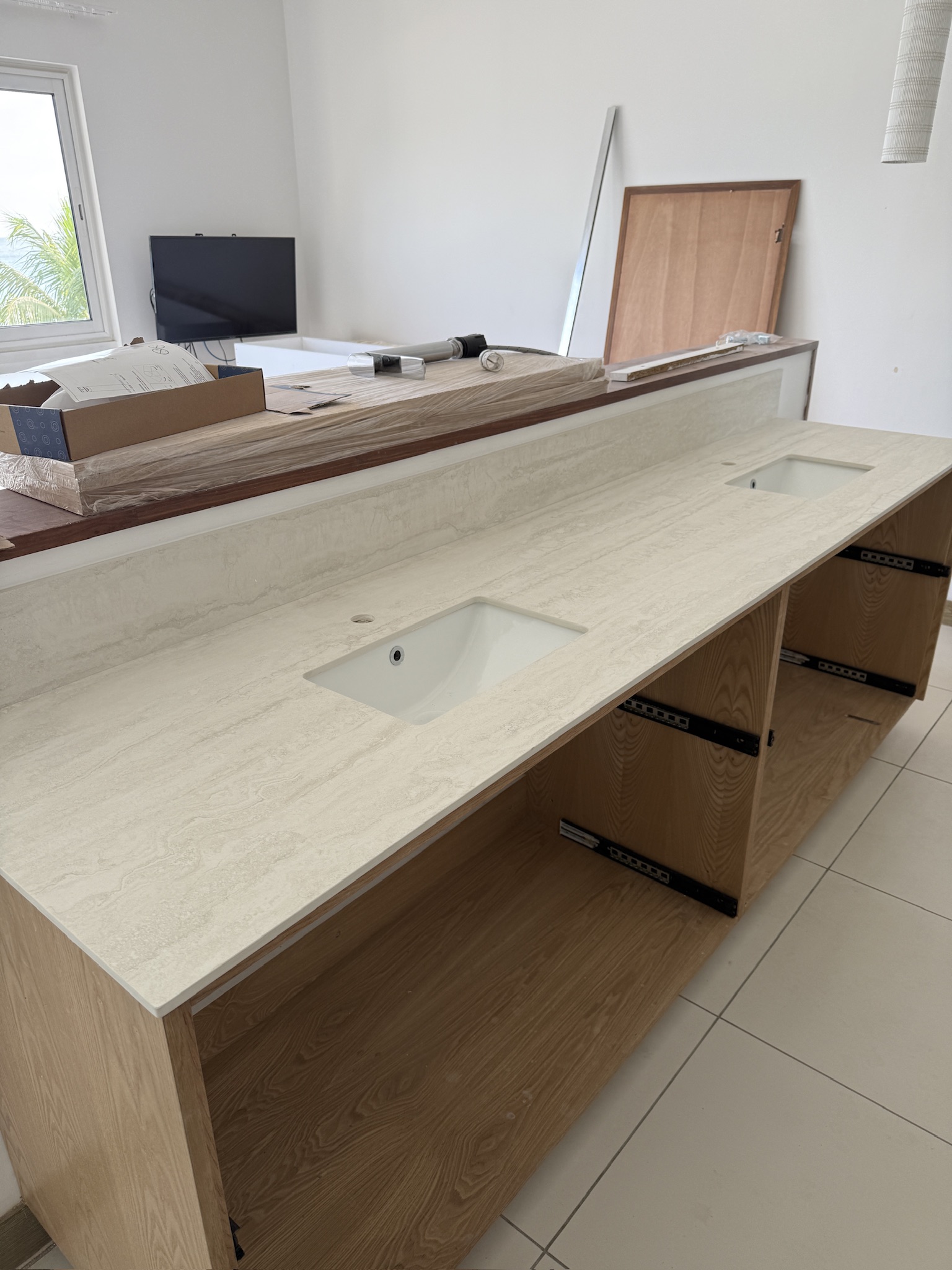 Villa Privée — Double vanity effet travertin sur meubles chêne