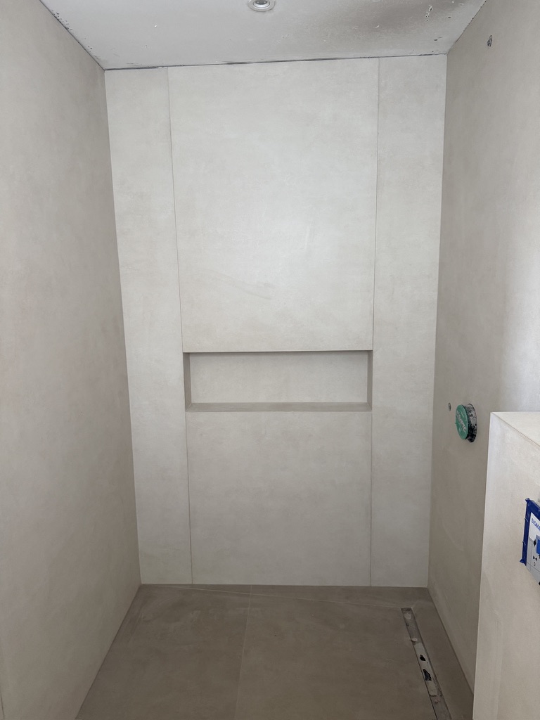 Villa Privée — Douche italienne effet béton, niche encastrée