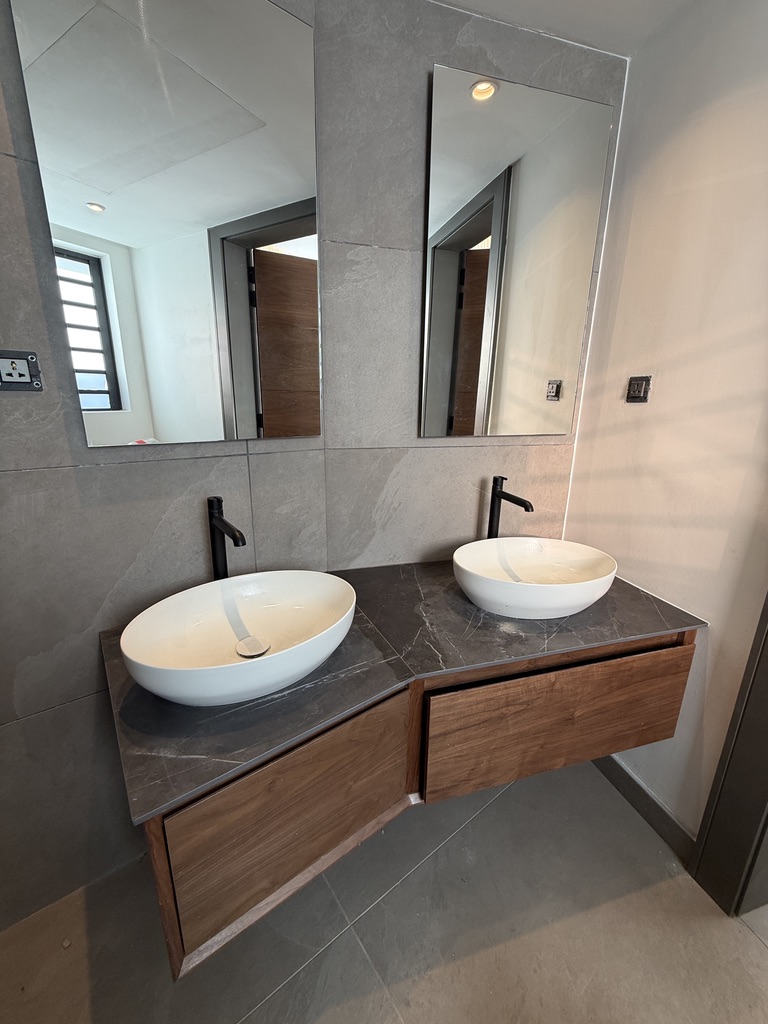Villa Privée — Double vasque pierre anthracite et noyer