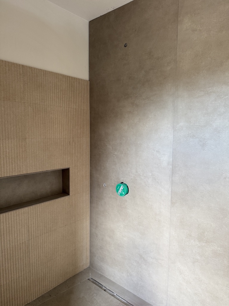 Angle — jonction cannelé et grand format lisse