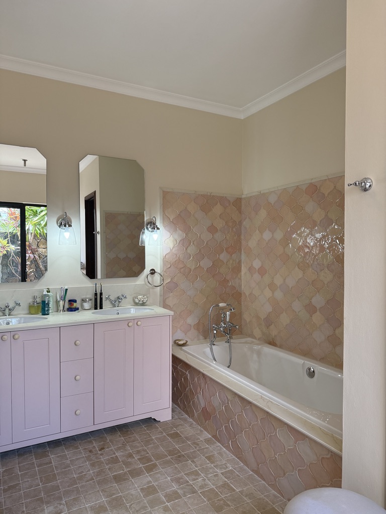 Salle de bains rose arabesque