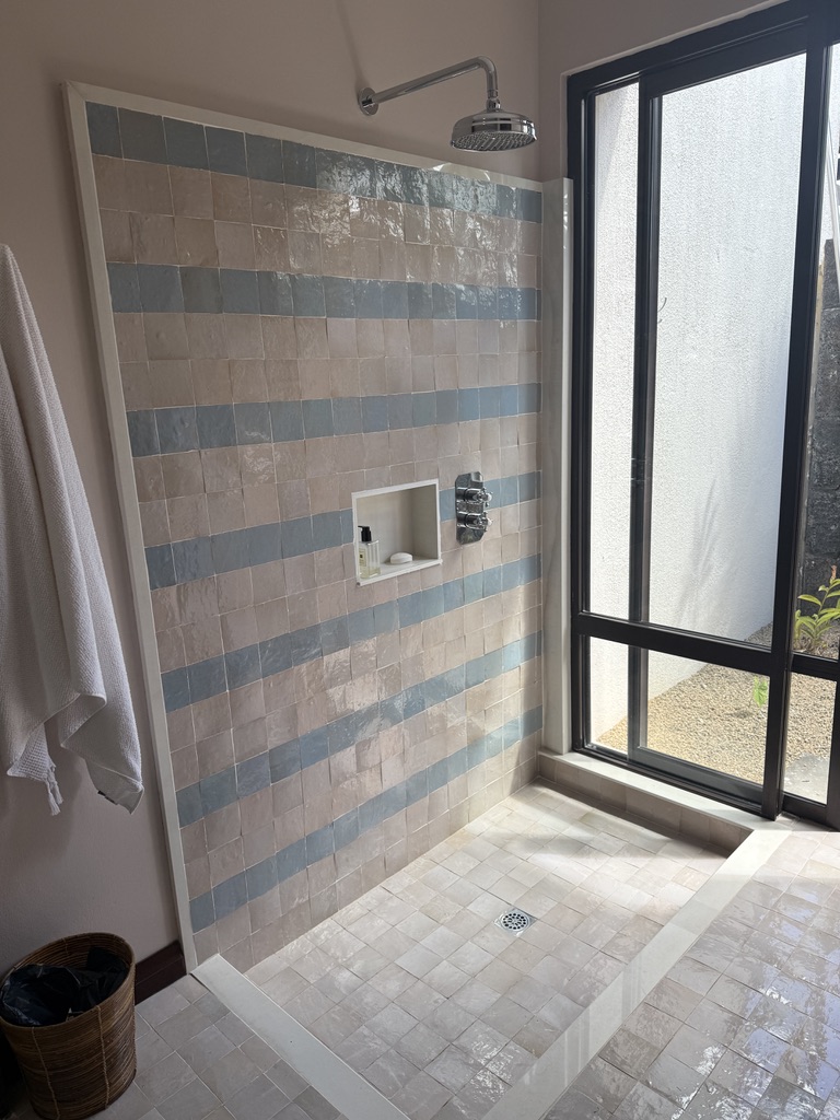 Douche blue stone niche