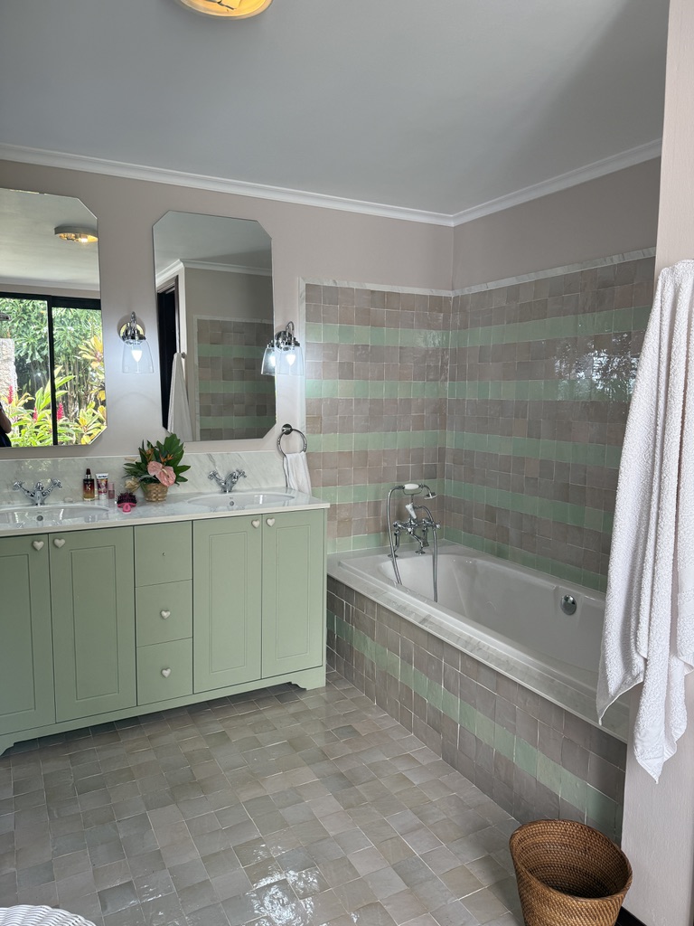 Villa Privée — Salle de bains sage green