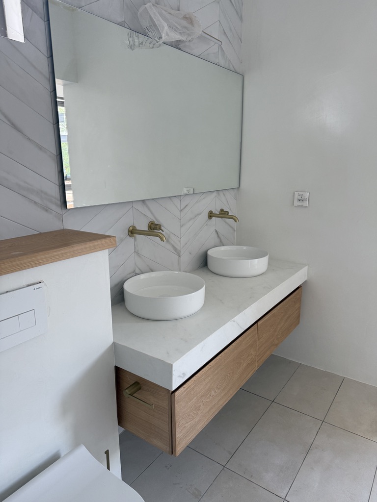 Double vanity marbre & robinetterie dorée